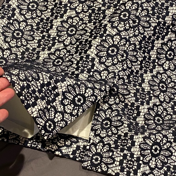 🛼 Banana•Republic 🛼 Navy Blue Lace Pencil Skirt - Picture 4 of 6